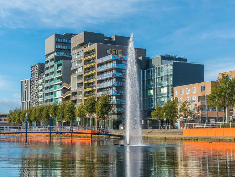 Lelystad, Pa&iacute;ses Baixos &ndash; Edif&iacute;cios modernos atr&aacute;s de uma grande fonte