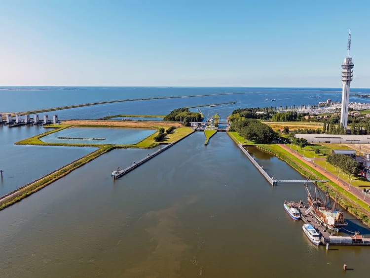 Lelystad, Pa&iacute;ses Baixos &ndash; Vista a&eacute;rea do porto com alta torre de comunica&ccedil;&otilde;es