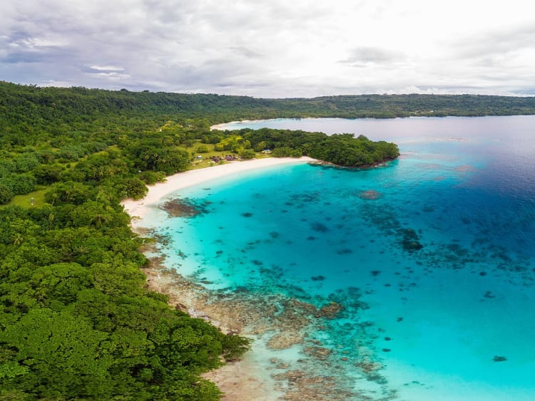 Luganville, Vanuatu &ndash; Tropisch zandstrand omringd door weelderige vegetatie