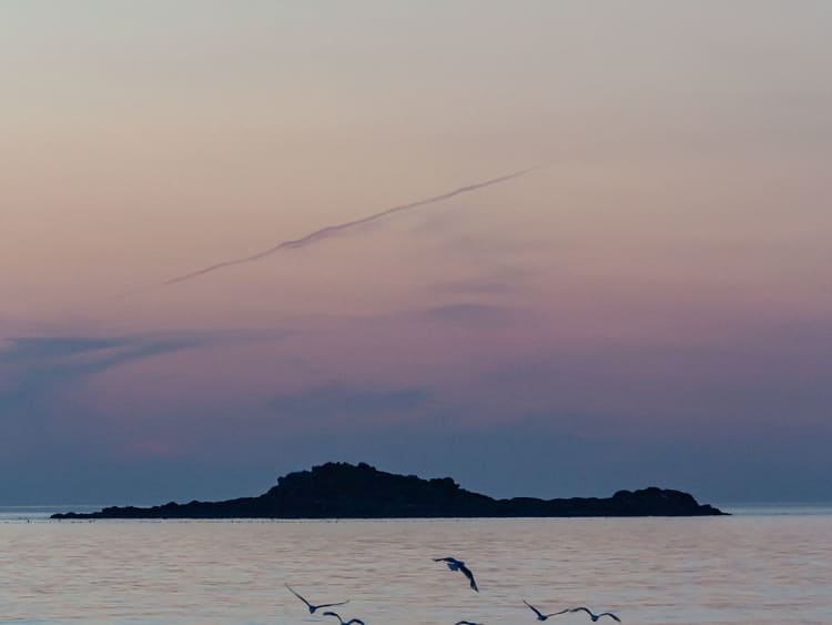 Portrush, Noord-Ierland &ndash; Kustlandschap met eiland en kalm water