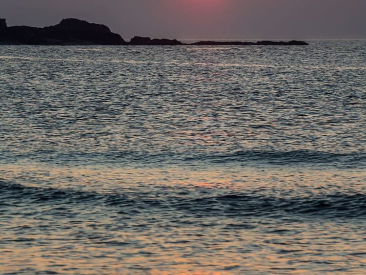 Portrush, Noord-Ierland &ndash; Golven in het warme licht van de zonsondergang