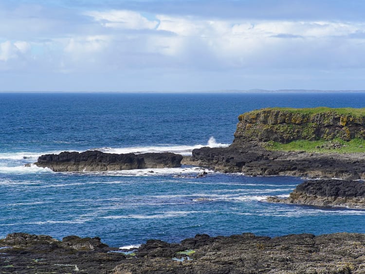 Lunga, Ilhas Treshnish, Esc&oacute;cia &ndash; Costa rochosa com fal&eacute;sias verdes e mar azul