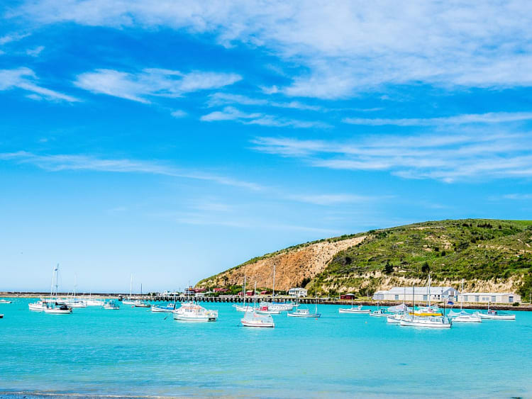 Timaru, Nouvelle-Z&eacute;lande &ndash; Baie portuaire avec voiliers et eaux turquoise