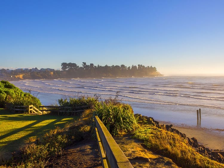 Timaru, Nouvelle-Z&eacute;lande &ndash; Plage de sable et littoral dans la lumi&egrave;re dor&eacute;e