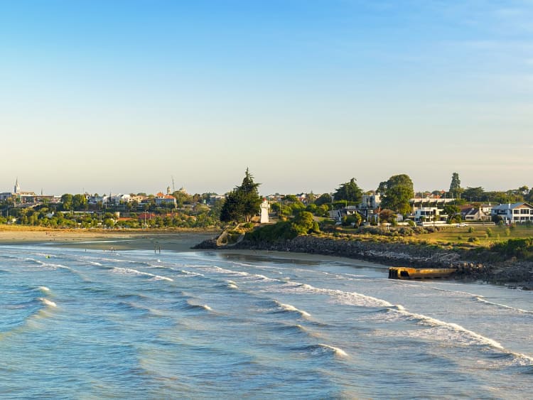 Timaru, Nouvelle-Z&eacute;lande &ndash; Ville c&ocirc;ti&egrave;re avec plage de sable et petit phare