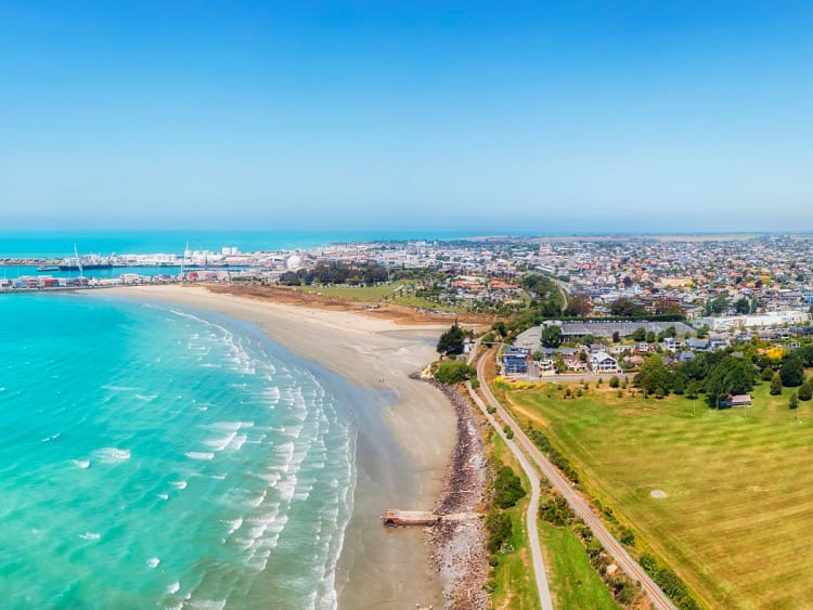 Timaru, Nouvelle-Z&eacute;lande &ndash; Vue a&eacute;rienne de la ville c&ocirc;ti&egrave;re avec port et mer turquoise