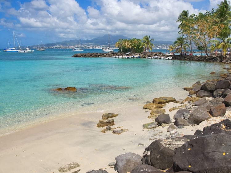 Anse Mitan, Martinica &ndash; Bah&iacute;a turquesa con palmeras y veleros