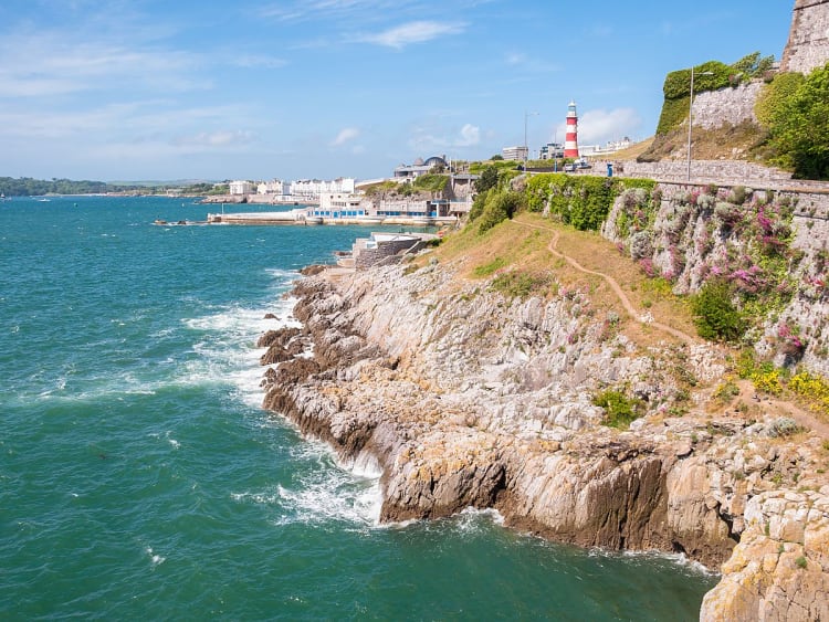 Plymouth, Inglaterra &ndash; Costa rocosa con faro rojo y blanco