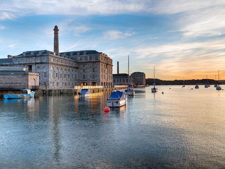 Plymouth, Inglaterra &ndash; Puerto hist&oacute;rico con barcos al atardecer