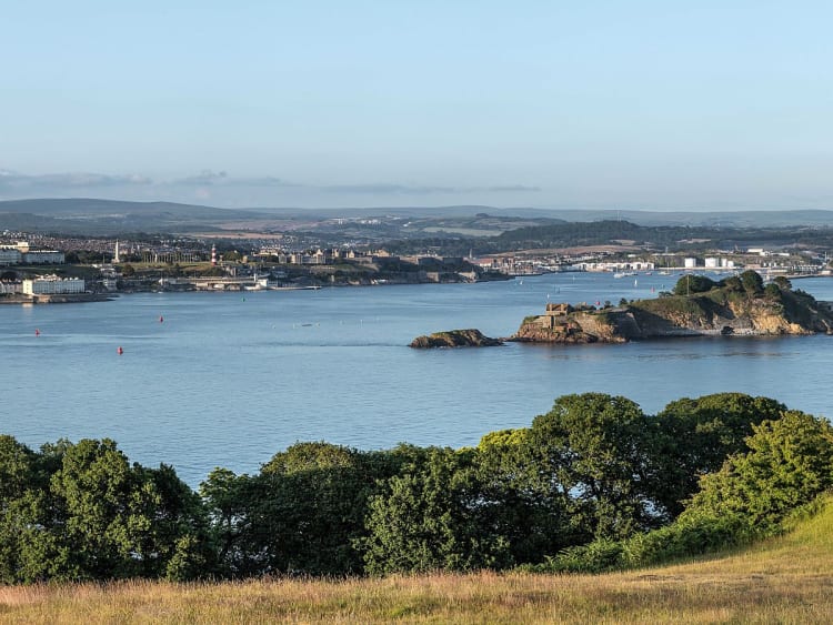 Plymouth, Inglaterra &ndash; Vista panor&aacute;mica de la bah&iacute;a y la ciudad costera