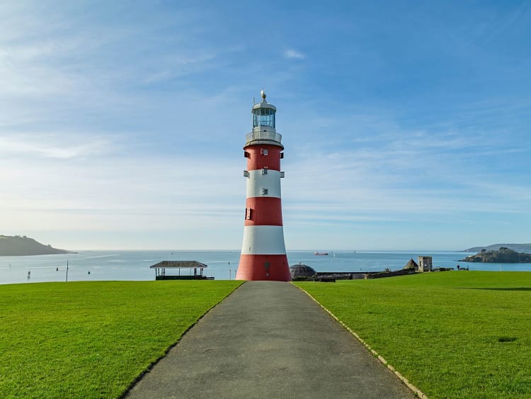 Plymouth, Inglaterra &ndash; Faro rojo y blanco sobre una verde explanada costera