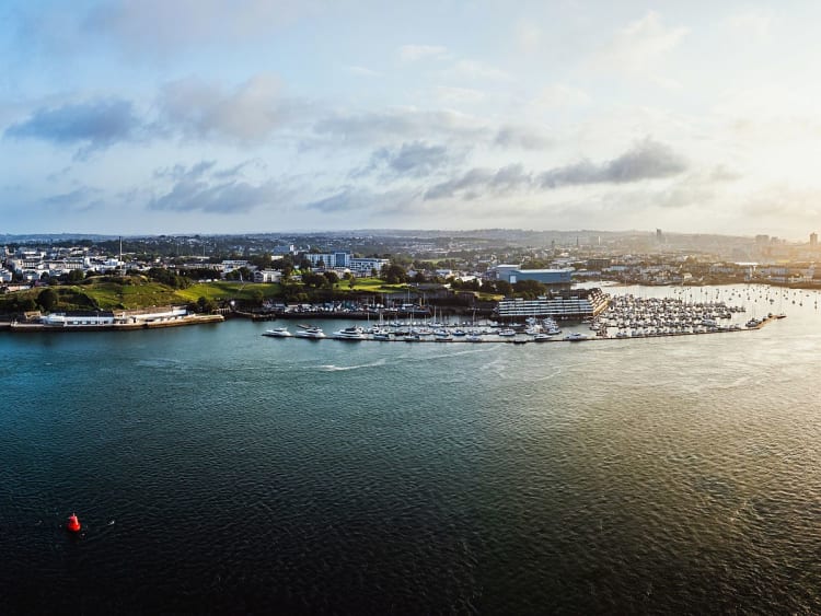 Plymouth, Inglaterra &ndash; Vista a&eacute;rea de la ciudad costera con puerto deportivo