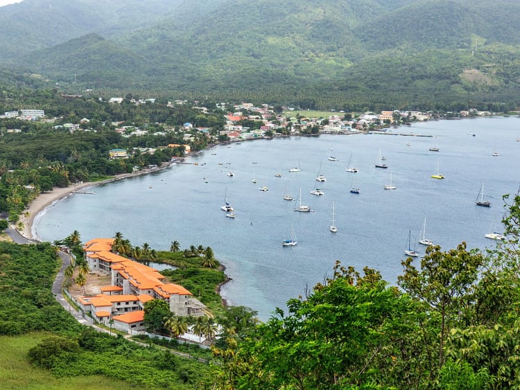 Portsmouth, Dominica &ndash; Amplia bah&iacute;a con veleros y monta&ntilde;as verdes
