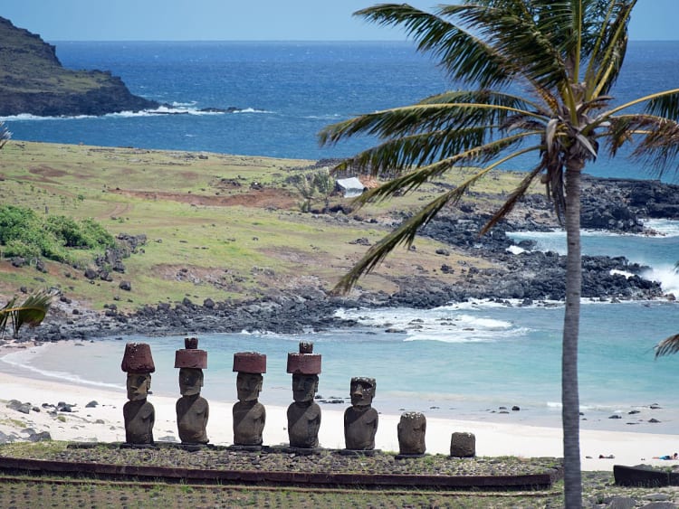 Hanga Roa, Paaseiland, Chili &ndash; Historische beelden bij een turquoise baai