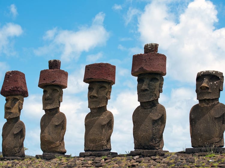 Hanga Roa, Isla de Pascua, Chile &ndash; Estatuas mo&aacute;i con pukao rojos