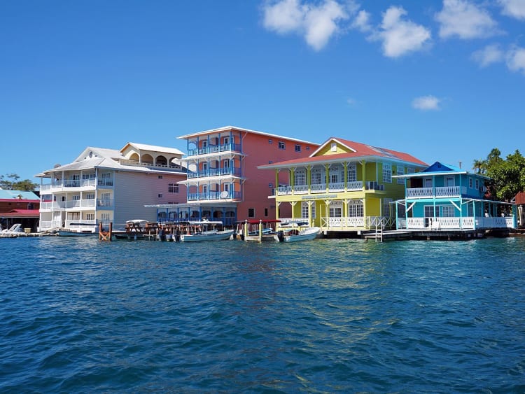 Crist&oacute;bal, Col&oacute;n, Panama &ndash; B&acirc;timents en bois color&eacute;s le long du littoral