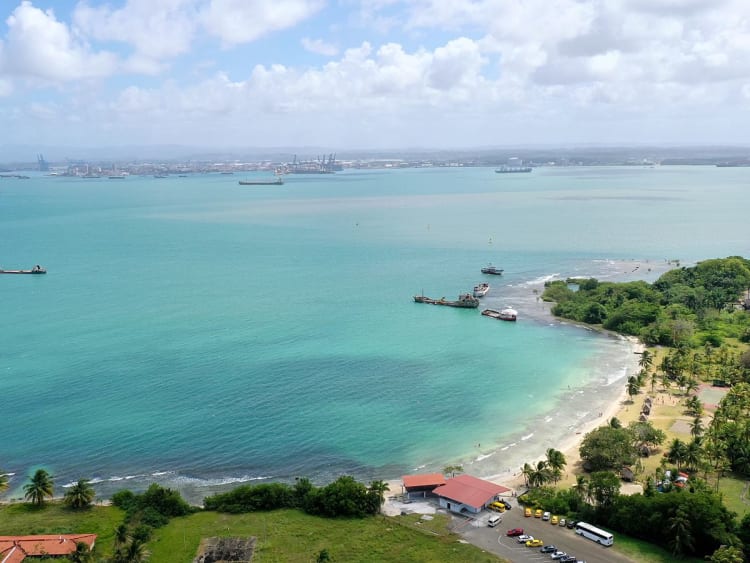 Crist&oacute;bal, Col&oacute;n, Panama &ndash; Baie turquoise avec navires et littoral tropical