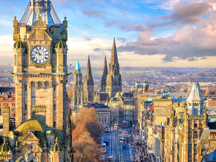 Rosyth, Edinburgh, Schottland &ndash; Stadtansicht mit gro&szlig;em Uhrturm unter blauem Himmel