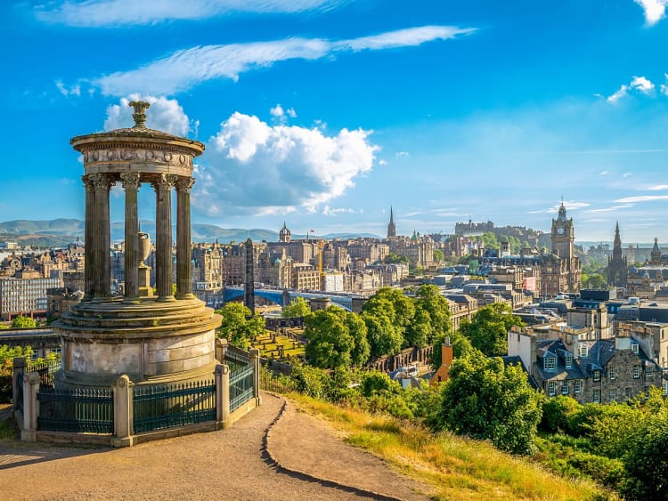 Rosyth, Edinburgh, Schottland &ndash; Aussicht &uuml;ber D&auml;cher, T&uuml;rme und historische Geb&auml;ude