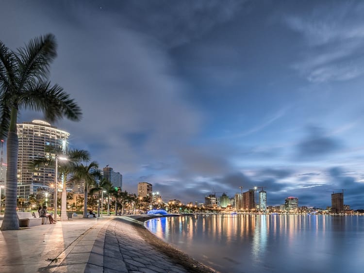 Luanda, Angola &ndash; Paseo mar&iacute;timo iluminado con palmeras y edificios modernos