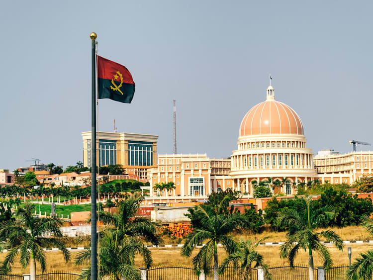 Luanda, Angola &ndash; Edificio monumental con gran c&uacute;pula y bandera angole&ntilde;a