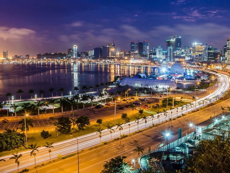 Luanda, Angola &ndash; Horizonte urbano iluminado junto a la bah&iacute;a