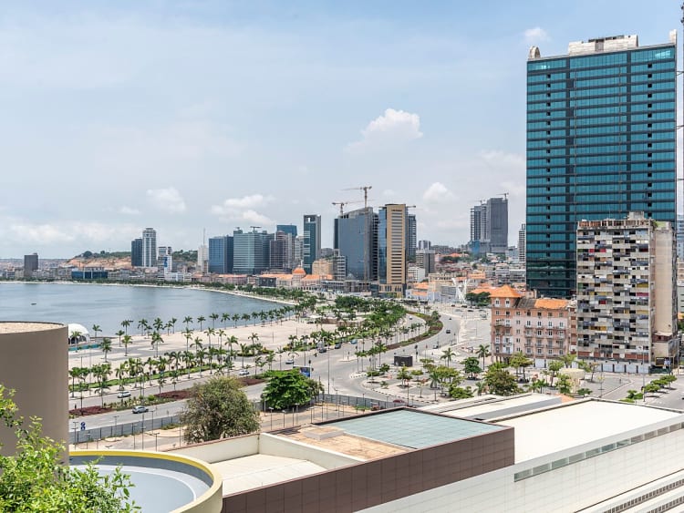 Luanda, Angola &ndash; Moderna silueta urbana junto a la bah&iacute;a