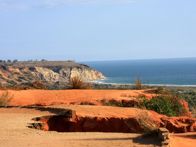 Luanda, Angola &ndash; Acantilados rojizos sobre el oc&eacute;ano Atl&aacute;ntico