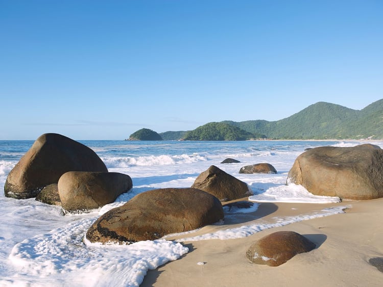 Parati, Rio de Janeiro, Brazili&euml; &ndash; Tropische kust met rotsen en beboste heuvels