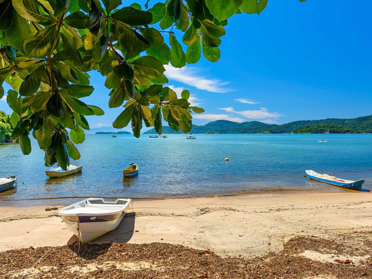 Parati, R&iacute;o de Janeiro, Brasil &ndash; Peque&ntilde;as embarcaciones junto a una playa de arena