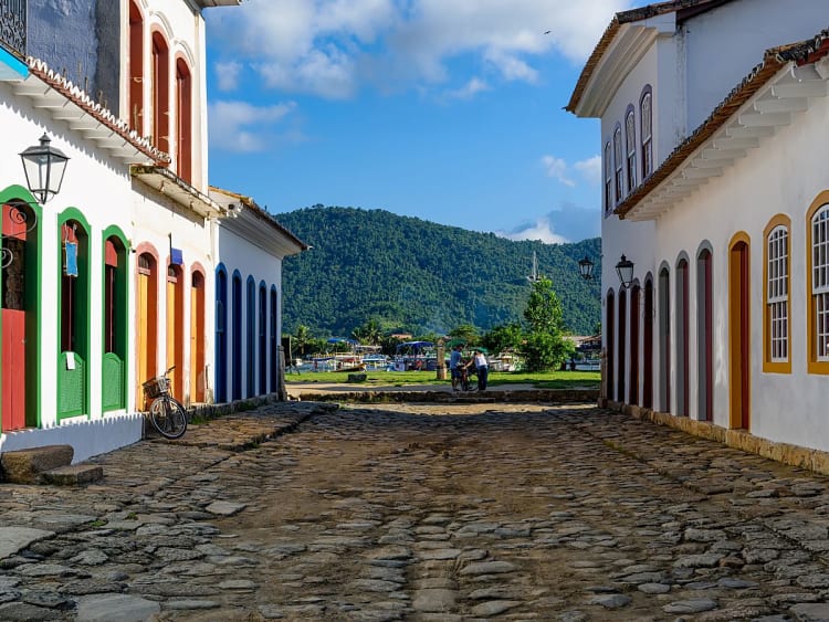 Parati, R&iacute;o de Janeiro, Brasil &ndash; Calle empedrada con coloridas casas coloniales