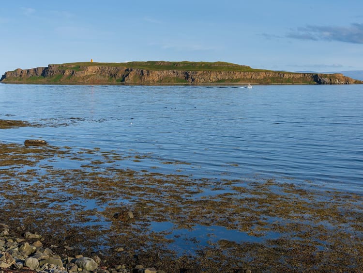 Gr&iacute;msey, Island &ndash; Felsige K&uuml;stenlandschaft unter blauem Himmel