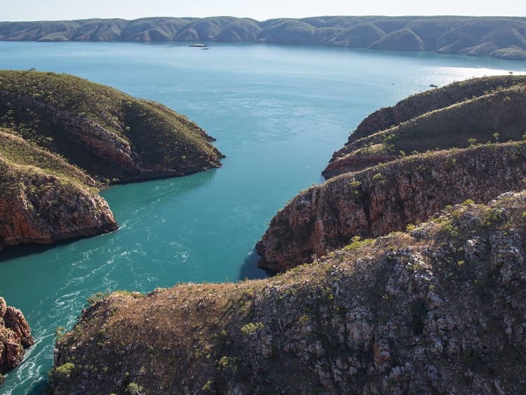 Talbot Bay, Austr&aacute;lia &ndash; Ba&iacute;a azul-turquesa entre colinas rochosas