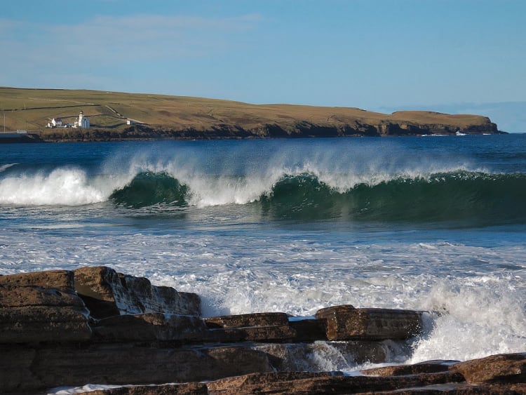 Scrabster, &Eacute;cosse &ndash; Vagues devant une c&ocirc;te rocheuse avec phare