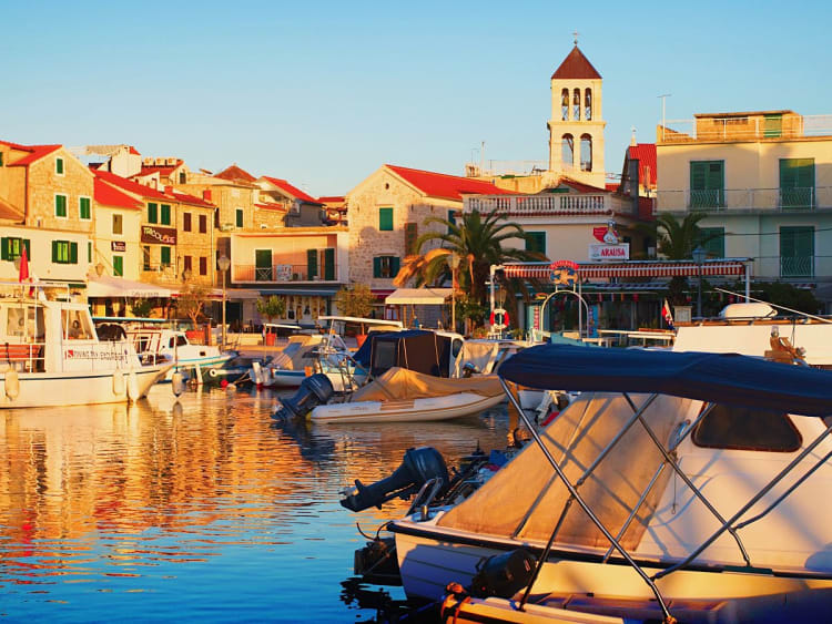 Vodice, Cro&aacute;cia &ndash; Passeio mar&iacute;timo com palmeiras e arquitetura mediterr&acirc;nica