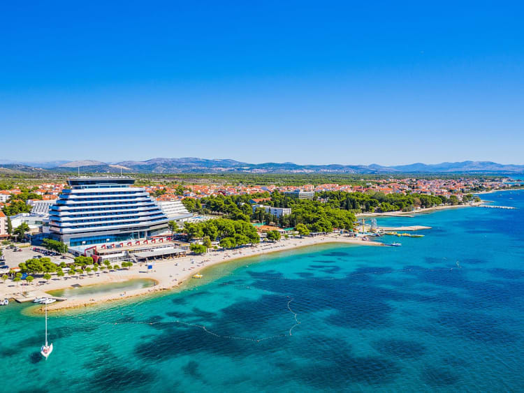 Vodice, Cro&aacute;cia &ndash; Costa do Adri&aacute;tico com praias e telhados vermelhos