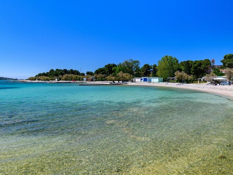 Vodice, Cro&aacute;cia &ndash; &Aacute;guas cristalinas do Adri&aacute;tico junto &agrave; costa