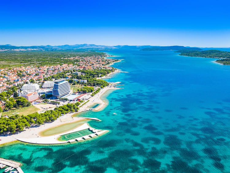 Vodice, Cro&aacute;cia &ndash; Vila costeira com praias e ilhas verdes