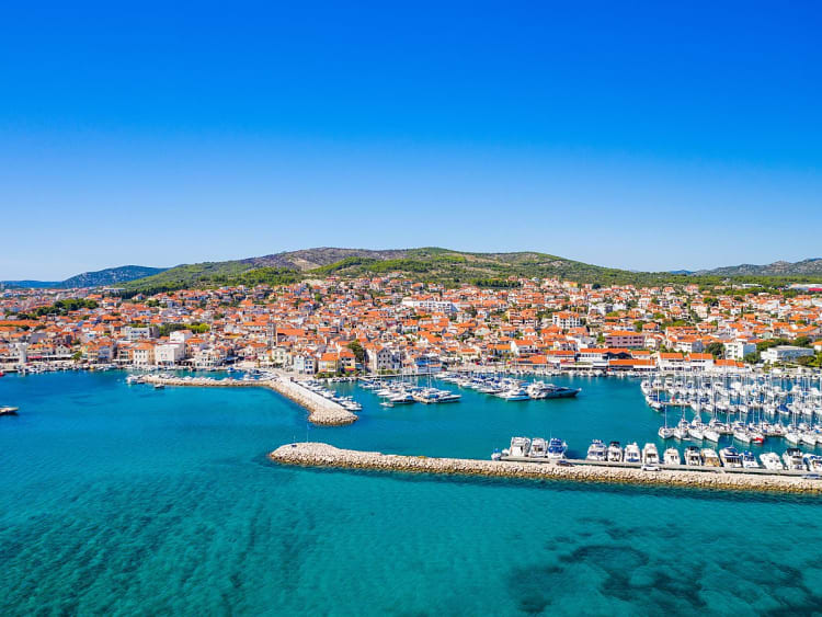 Vodice, Cro&aacute;cia &ndash; Marina diante da cidade costeira e colinas verdes