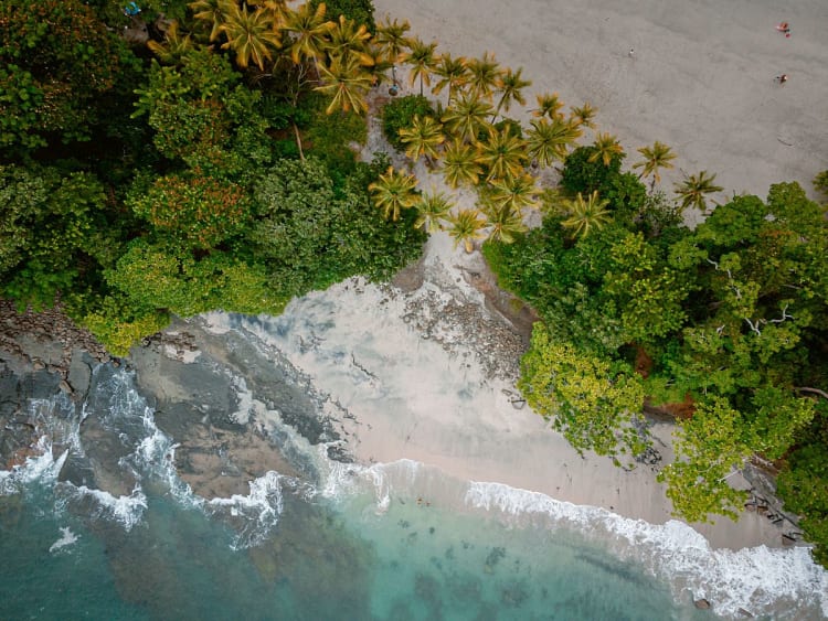 Isla Parida, Panam&aacute; &ndash; Vista a&eacute;rea de uma praia tropical rodeada por floresta