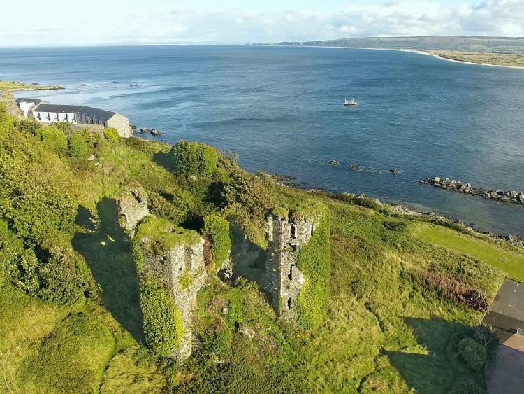 Greencastle, Irlanda &ndash; Ruinas de un castillo junto a la verde costa