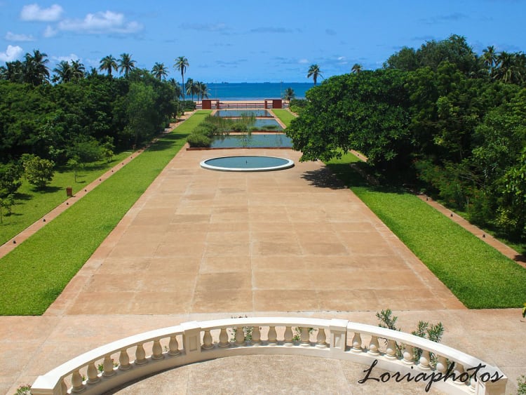 Lom&eacute;, Togo &ndash; Jardim verde diante do mar azul