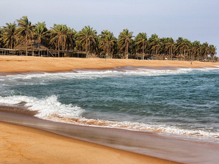 Lom&eacute;, Togo &ndash; Costa atl&acirc;ntica com areia dourada e coqueiros