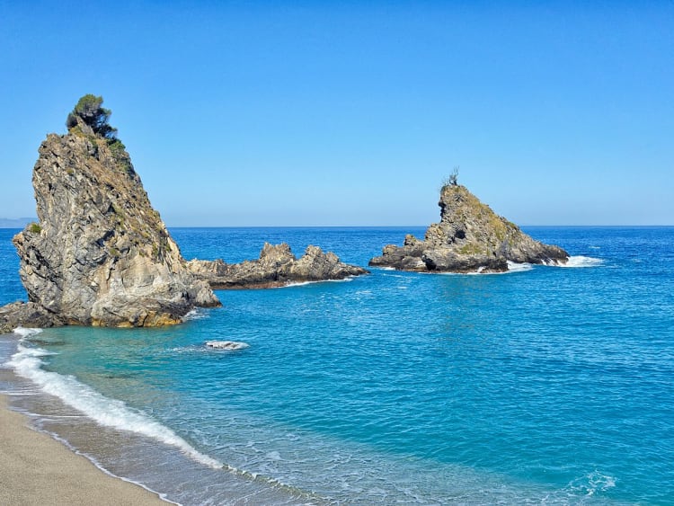 Reggio di Calabria, Italia &ndash; Costa rocosa con aguas turquesas