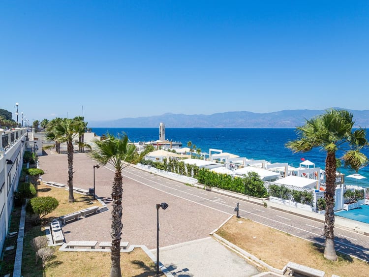 Reggio di Calabria, Italia &ndash; Paseo mar&iacute;timo con palmeras y vistas a Sicilia