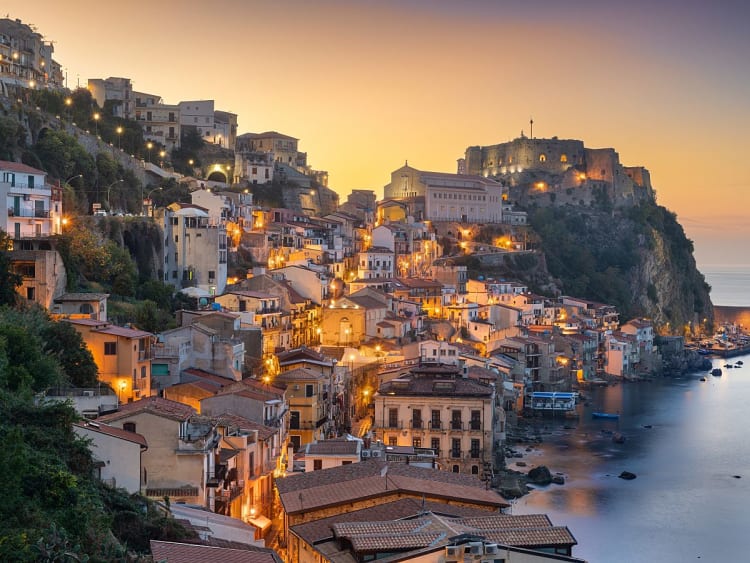 Reggio di Calabria, Italia &ndash; Localidad costera iluminada con fortaleza hist&oacute;rica