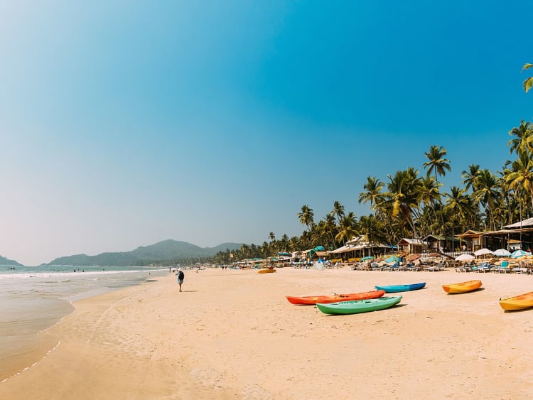 Mormugao, Goa, &Iacute;ndia &ndash; Costa com coqueiros, areia e mar tranquilo
