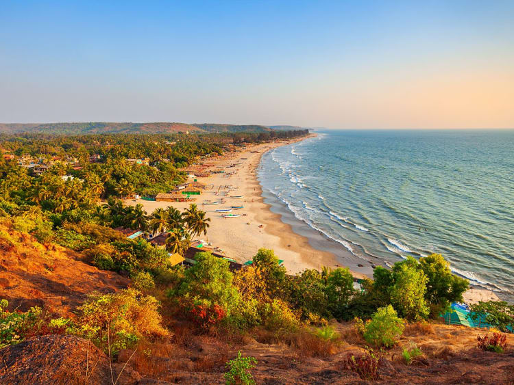 Mormugao, Goa, &Iacute;ndia &ndash; Costa tropical com praia e mar azul