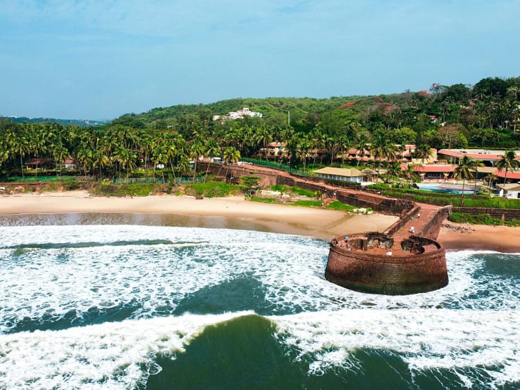 Mormugao, Goa, &Iacute;ndia &ndash; Paisagem costeira com fortaleza e praia de areia