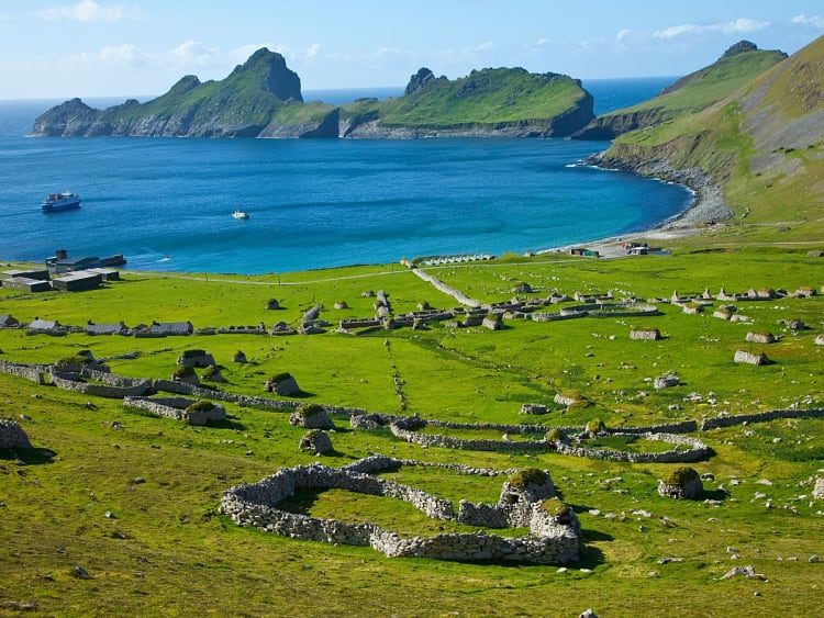 St. Kilda, Schotland &ndash; Groene baai met rotsachtige kliffen en blauwe zee